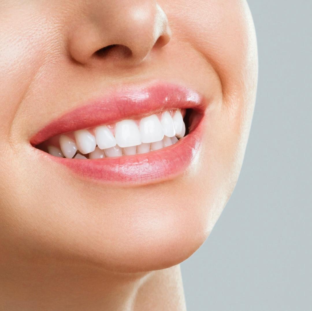 5 gestes quotidiens pour prévenir les caries chez l’adulte